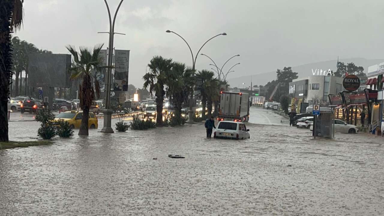 Bodrum’da Sel Felaketi: Araçlar Sular Altında Kaldı, Denizin Rengi Değişti 5